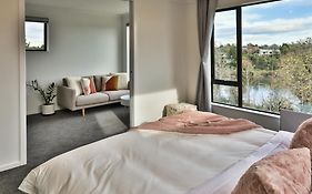 Amazing The Waikato River-View Brand New Villa With 4 Bedrooms